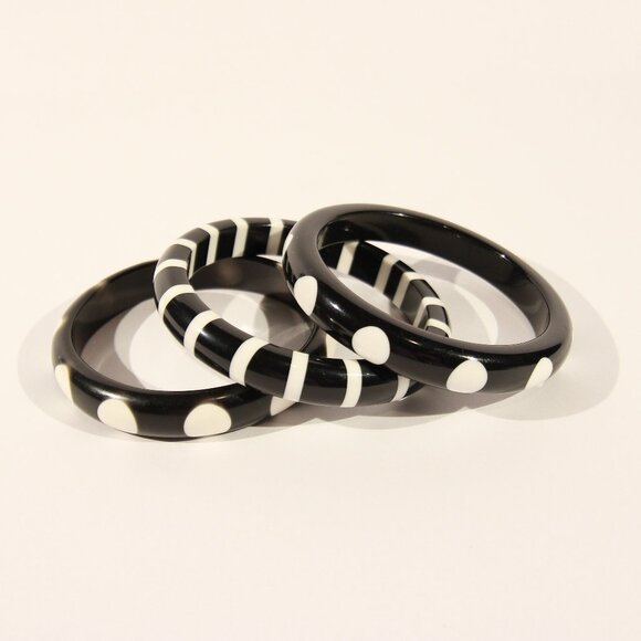 Vintage MOD Set 2 Black & White Polka Dot and Strip Lucite Bangle Bracelets - Picture 8 of 9